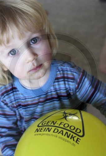 Kleinkind mit Luftballon