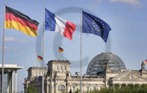 Reichstag mit Flaggen
