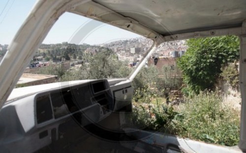 Blick auf Hebron durch ein zerstoertes Auto