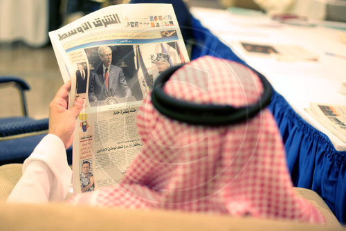 Saudi liest eine Zeitung