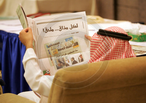 Saudi liest eine Zeitung