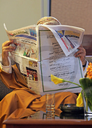 Omani liest eine Zeitung