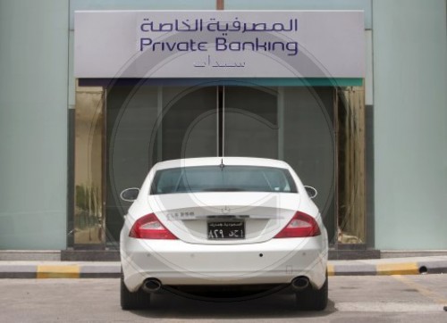 Mercedes CLK vor einer Bank in Riad