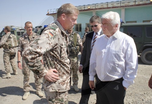STEINMEIER besucht die Bundeswehr in Kundus
