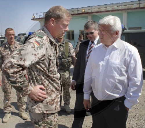 STEINMEIER besucht die Bundeswehr in Kundus