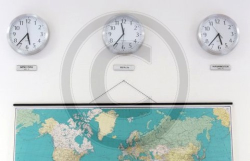 Uhren und Weltkarte