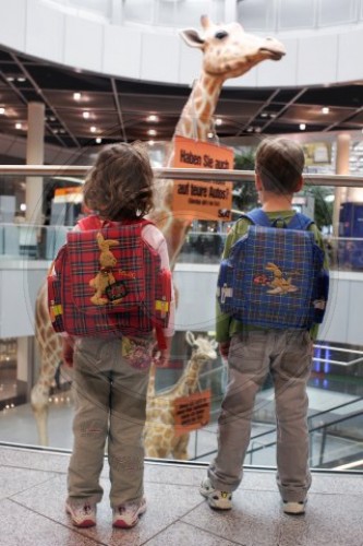 Kinder am Flughafen Düsseldorf