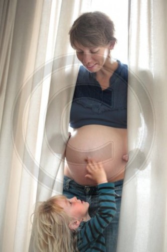 Schwangere Frau mit Kind