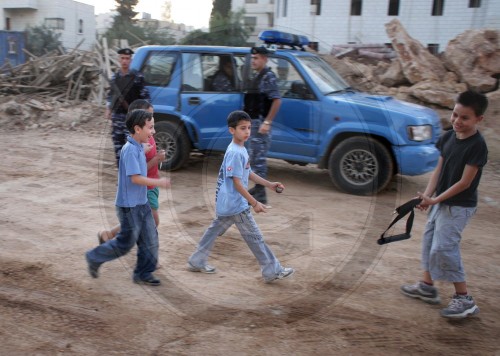 Kinder und Soldaten in Ramallah