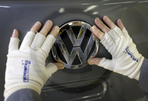 Arbeiterin bei der Auto 5000 GmbH
