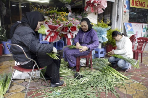Blumenhaendlerinnen in Hanoi