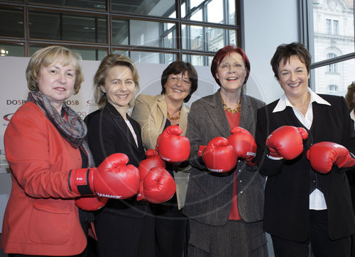 Ministerinnen mit Boxhandschuhen