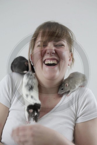 Junge Frau mit Ratten