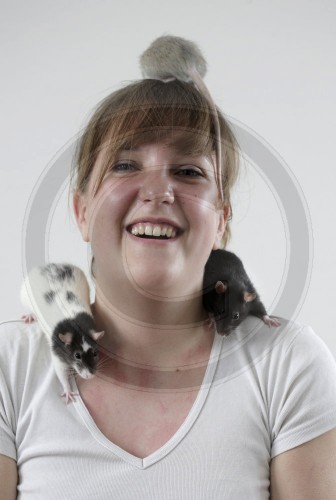 Junge Frau mit Ratten