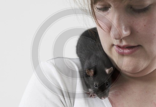 Junge Frau mit Ratte