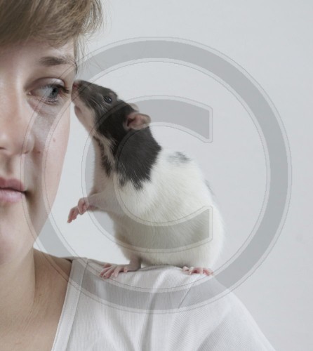 Junge Frau mit Ratte
