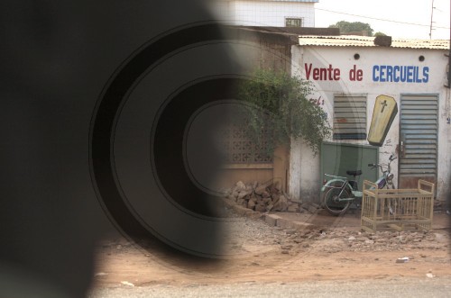 Sargverkaeufer in Burkina Faso