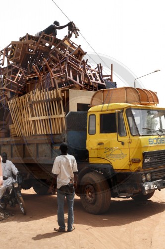 Moebeltransport in Burkina Faso