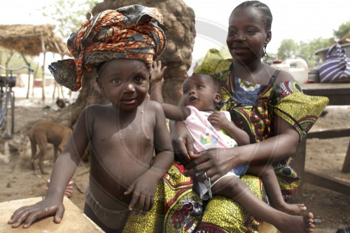 Mutter mit Kindern in Burkina Faso