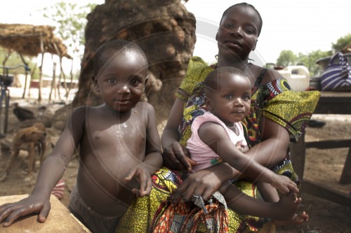 Mutter mit Kindern in Burkina Faso