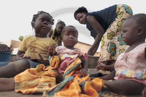 Frau mit Kindern in Burkina Faso