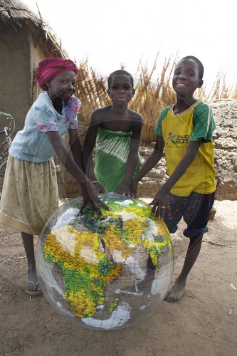 Kinder mit Globus in Burkina Faso