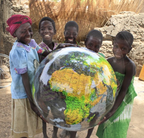 Kinder mit Globus in Burkina Faso