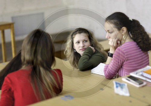 Studentinnen an der Universitaet in Kiew