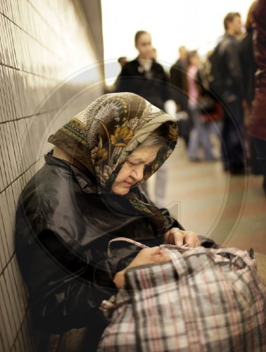 Alte Frau wartet auf die Metro in Kiew