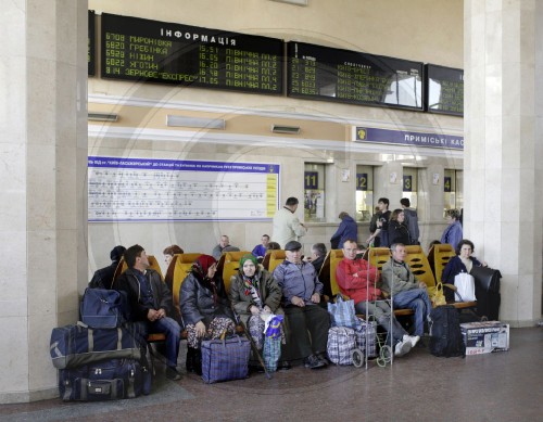 Reisende am Hauptbahnhof in Kiew