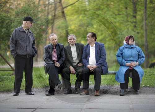 Senioren im Hydropark in Kiew
