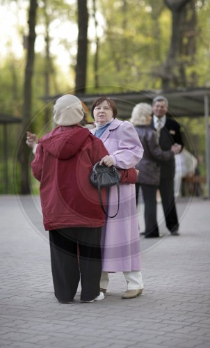 Zwei alte Tanten tanzen Tango in Kiew