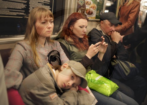 Menschen in der Metro in Kiew
