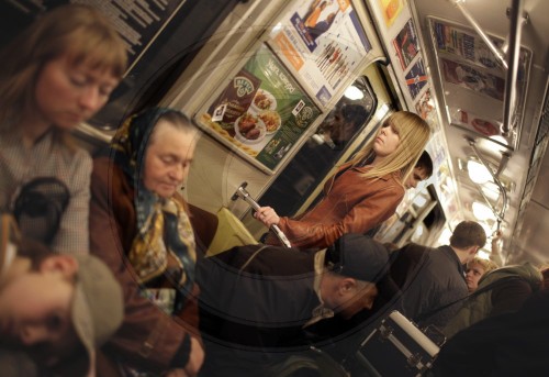 Menschen in der Metro in Kiew