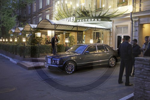 Rolls Royce vor einem Restaurant in Kiew