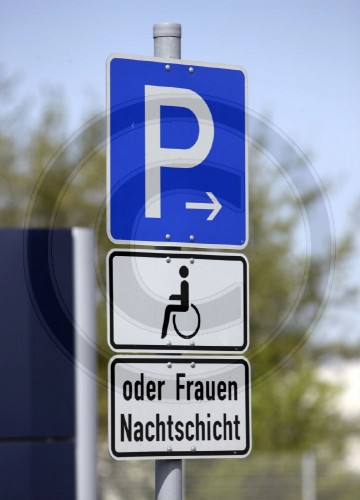 Parkplatz fuer Behinderte und Frauen Nachtschicht