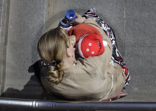 Bettelnde Frau mit Kind in Kiew