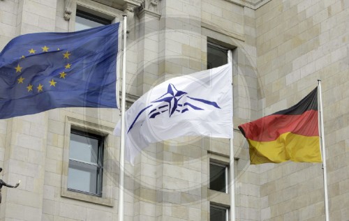 Nato Flagge vor dem Reichstag