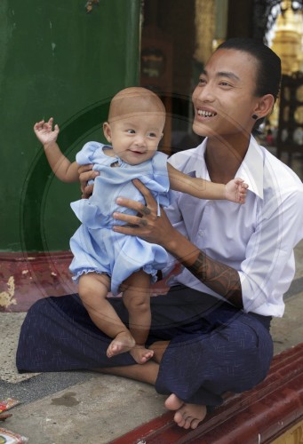 Vater mit Kind in Rangun