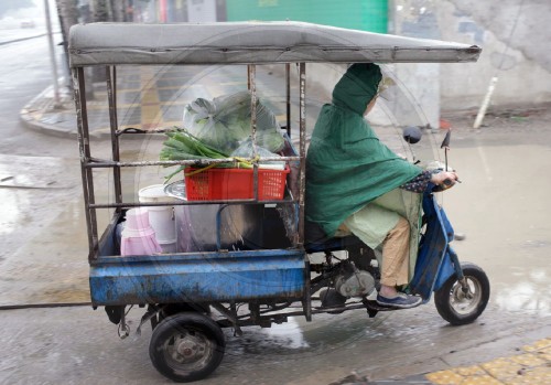 Mopedfahrerin in Peking