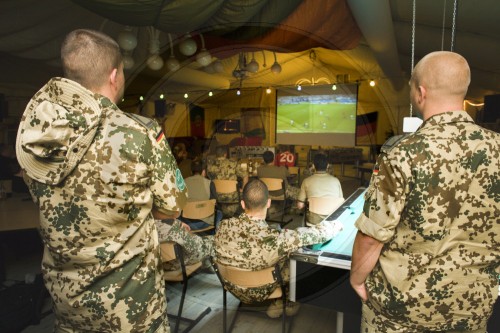 Soldaten schauen Fussball