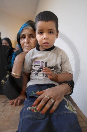 Grossmutter und Enkel in Marokko