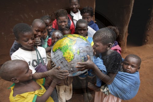 Kinder mit Globus in Mosambik