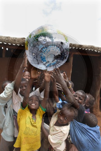 Kinder mit Globus in Mosambik