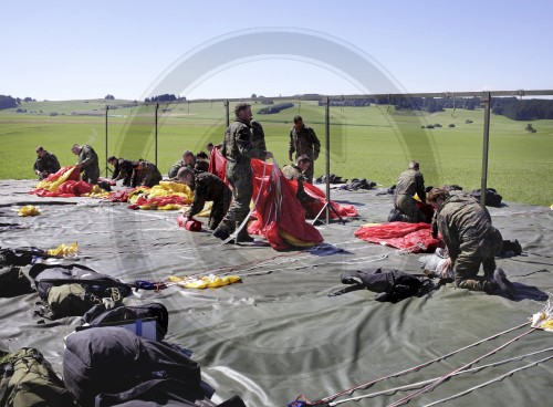 Soldaten packen ihren Fallschirm