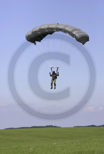 Fallschirmspringer in der Luftlandeschule