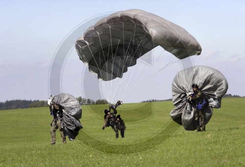 Fallschirmspringer in der Luftlandeschule