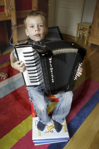 Junge spielt Akkordeon