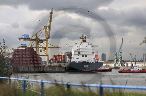 Loeschkraene im Hamburger Hafen