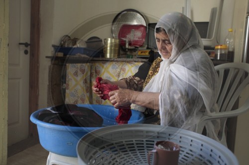 Hausfrau beim Waeschewaschen
